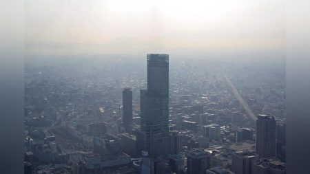 黄砂にかすむ「あべのハルカス」や周辺のビル群、１月観測は２７年ぶり…影響続く見通し : 読売新聞