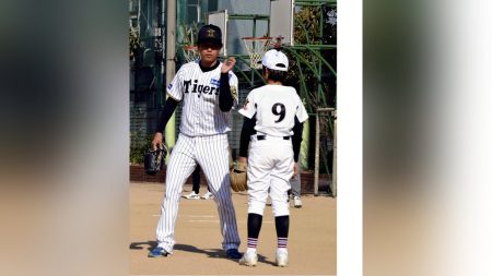 先輩・安達智次郎さんの活動知り阪神・高橋遥人投手が阪神大震災の避難所になった小学校で野球教室…「困難を乗り越える力」伝える : 読売新聞