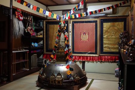 大阪・住吉で発見！万博の展示物が間近で見られるネパール料理店 | グルメ情報誌「おとなの週末Web」