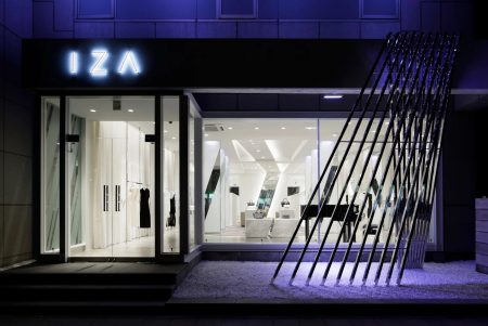 「IZA Osaka」万博公式ストアを1月末まで営業延長。ミラノ発「N21」とのコラボ企画も進行中 - トラベル Watch