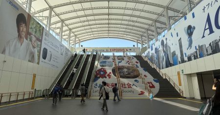 夢洲駅が開業1周年　大阪・関西万博会場最寄り駅　「次は、いよいよ夢洲です」のアナウンス　阿部寛の広告看板などSNSでは思い出の声 - イザ！