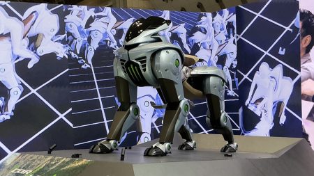 【特集】2035年に市販化へ“乗れる四脚ロボット”川崎重工「CORLEO」が現実に？ - ドローンジャーナル