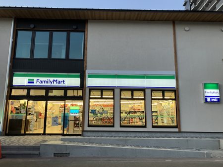 ファミマ、大阪・関西万博店の資材や什器を再利用した“万博レガシー”店舗「彩都西駅前店」をオープン - グルメ Watch