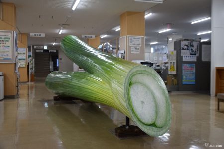 町役場に万博の巨大ネギ　群馬県下仁田町〔地域〕：時事ドットコム