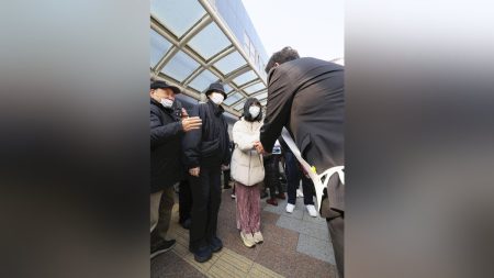 衆議院選挙:大阪8区に5人の候補者、豊中・池田で街頭に繰り出す…「大阪を副首都に」「大義のない選挙」「手取り増やしていく」 : 読売新聞
