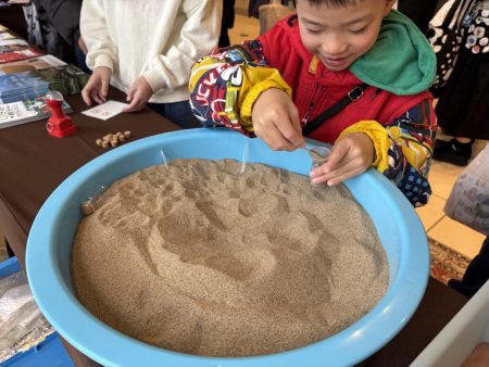 万博の〝砂〟を手のひらに　鳥取「万博レガシー」イベント、大阪ベイエリアでにぎわう|47NEWS（よんななニュース）