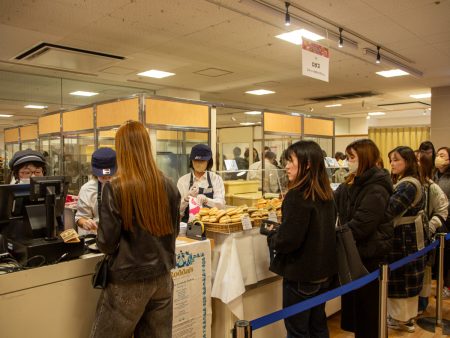 昨年の大阪・関西万博英国パビリオンに出店した「Rodda’s（ロダス）」のブース＝高松三越で「スコーン＆TEAパーティー 2026 @TAKAMATSU」 - 高松経済新聞