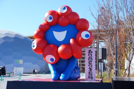 万博記念公園、東西ゲートのミャクミャク像を2月21日から設置。初日に再開セレモニー開催、大阪府民300人を招待（トラベル Watch） - Yahoo!ニュース