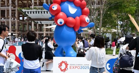 万博記念公園ミャクミャク像、お披露目に府民300人招待　2月21日開催 - 日本経済新聞