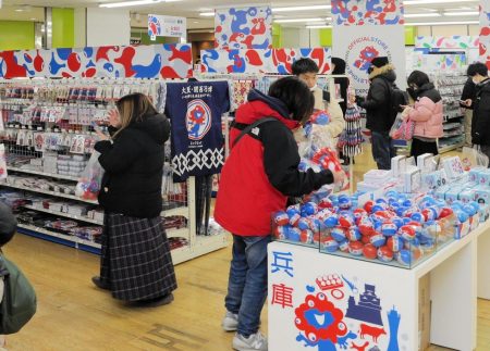 ミャクミャクがまた神戸に!　三宮に万博公式店がオープン、開店前から200人以上の列|経済ニュース|神戸新聞NEXT