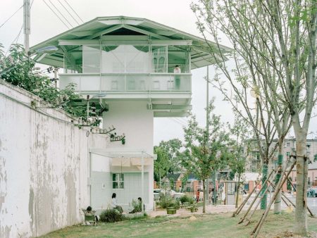 旧看守塔を再生した地域のための書店〈とても小さな24時間営業の本屋〉SZ-Architects, 中国 - TECTURE MAG（テクチャーマガジン） | 空間デザイン・建築メディア
