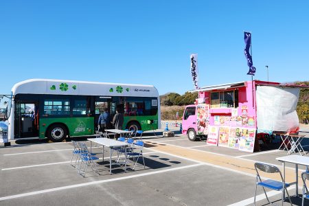バスが電源に？ ヒョンデの中型EVバスがイベントでキッチンカーに電力供給 | 乗りものニュース