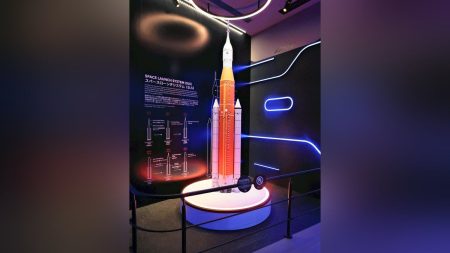 大阪万博・アメリカ館で人気博した月探査用大型ロケットの模型、大阪市立科学館で20日から常設展示…実物はアルテミス計画で3月にも打ち上げ : 読売新聞