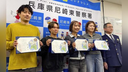 兵庫県警 尼崎東署 のじぎく賞 ＪＲ尼崎駅 連絡通路 飛び降り 女性を抱え上げ救う…柔道整復師 ら４人 瞬時の連携プレーに表彰状 : 読売新聞