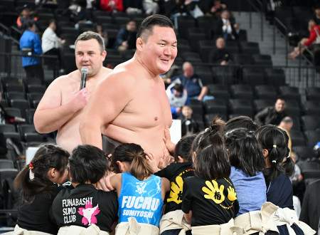 稽古をつける白鵬さん - 大阪ベイ経済新聞