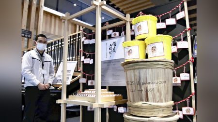 ２０５０年に食べる予定の梅干し・万博漬けの樽を市役所に展示…「梅産業の重要性を再認識して」 : 読売新聞