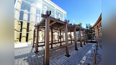 万博・ＵＡＥ館前にあった「智頭杉のパーゴラ（日陰棚）」移設へ、ヨルダン館の砂の施設もオープン…「鳥取の地でレガシーを末永く守っていく」 : 読売新聞