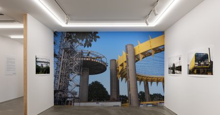 「万博」は何をもたらしたのか。山本浩貴評「エヴ・カデュー　J’AI VU LE FUTUR / 私は未来を見た」｜美術手帖