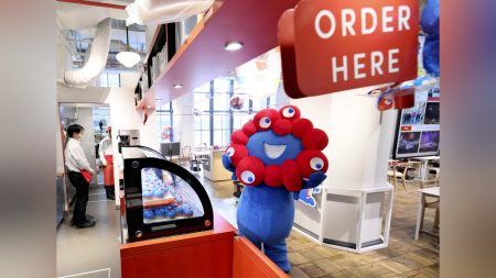 万博後も大人気、大阪で期間限定「ミャクミャク」カフェオープン…持ち帰りOK赤と青のケーキやジェラートなど : 読売新聞