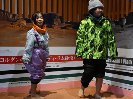 鳥取砂丘でヨルダンの赤い砂体験　ビジターセンターにブース設置 | 日本海新聞 NetNihonkai