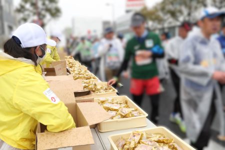 今年もあみだ池大黒が「大阪マラソン2026」のオフィシャルサポーターに！給食に「大阪花ラング」13,000個、 「大阪もちまろ菓」13,000個を提供 | 株式会社あみだ池大黒のプレスリリース