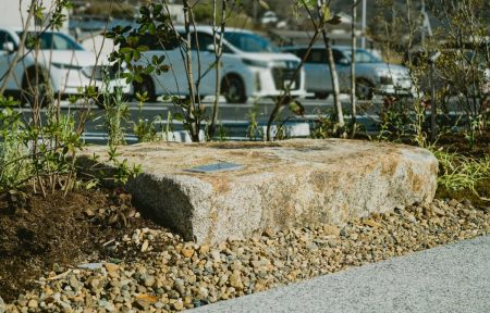 大阪・関西万博「石のパーゴラ」で使用された万成石ベンチを白十字 山陽店に設置 | めざましmedia | “好き”でつながる