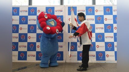 大阪万博:万博の熱気を追体験、東京・丸ビルの出発式でミャクミャク「楽しみだね」…パビリオンのＶＲ映像や大屋根リング模型も : 読売新聞