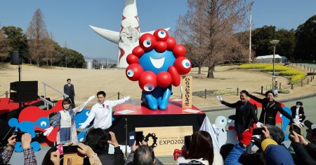 大阪万博ミャクミャク像、｢太陽の塔｣前で展示開始　式典に府民300人 - 日本経済新聞
