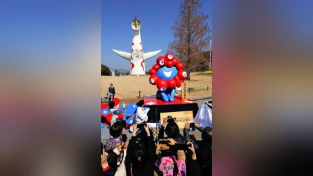 ミャクミャク お久しぶり＜正座でお辞儀・両手広げた＞、万博記念公園に…近くには「太陽の塔」も : 読売新聞