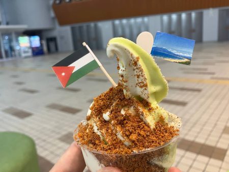 “砂アイス”現る！境港市『みなとCUBE』の期間限定「紅白砂ソフト」を食べてみた｜日刊Lazuda(ラズダ) - 島根・鳥取を知る、見る、食べる、遊ぶ、暮らすWebマガジン