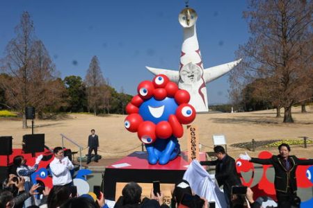 吉村洋文知事「夢のよう」　約４カ月ぶりにミャクミャクと再会　万博記念公園に移設セレモニー - 社会 : 日刊スポーツ