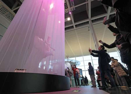 「本物の人間のよう」大阪・関西万博で人気のアンドロイド、京都で再び登場　新たな動きも採用｜京都新聞デジタル　京都・滋賀のニュースサイト