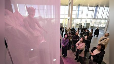 「１０００年後の人間」をイメージ、万博アンドロイドが京都で一般公開…薄いカーテンで覆い神秘性演出：地域ニュース : 読売新聞