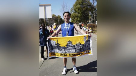 大阪マラソン:脳腫瘍の治療で薬を欠かせない箕面自由学園高校の野球部監督、自己ベストに迫るタイムで完走…「諦めない」 : 読売新聞