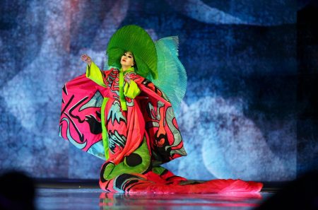 【閉会式】日本とイタリアで育った俳優・市川純さんが円形舞台で独演　着物を模したピンク衣装で艶やかなパフォーマンス　オペラ『蝶々夫人』の主人公演じる（2026年2月23日掲載）｜日テレNEWS NNN