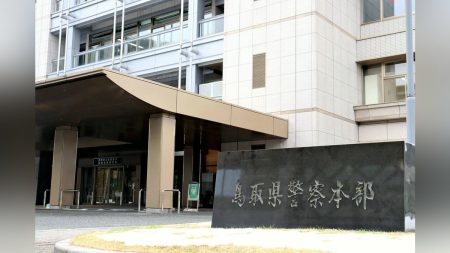 鳥取市:スマホ操作の「ながら運転」を発見したパトカー、赤信号の交差点で赤色灯とサイレンを鳴動…直後に別の車と衝突 : 読売新聞