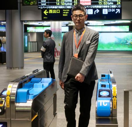 ＪＲ西、新型の顔認証改札機公開 | 中国新聞デジタル