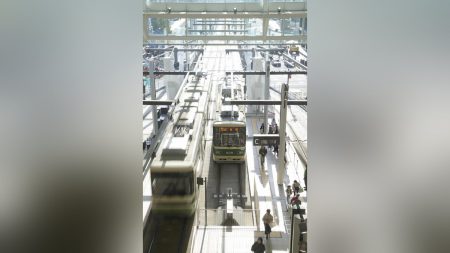 JR広島駅の駅ビル2階に乗り入れた路面電車、「コンパクトシティー」構想の鍵に…栃木の成功で注目高まるLRTに専門家「住民の幸福度が高まる」 : 読売新聞