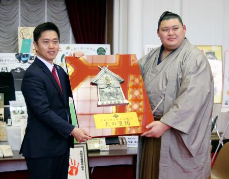 大の里、府庁訪問で「頑張る」 昨年の春場所優勝｜全国のニュース｜下野新聞デジタル