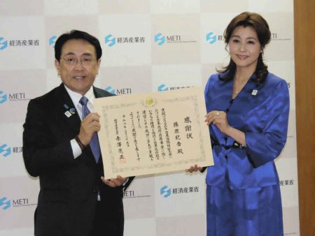 万博の日本館名誉館長・藤原紀香が功労者として赤澤経産大臣から感謝状を授与：中日スポーツ・東京中日スポーツ