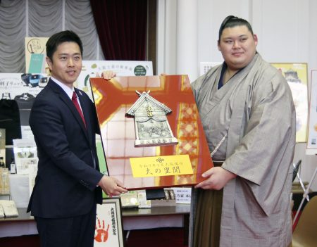 大の里、府庁訪問で「頑張る」　昨年の春場所優勝|47NEWS（よんななニュース）