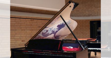 【葛飾北斎の浮世絵がデザイン】『アクリエひめじ』に万博ピアノが登場！一般展示は3月30日まで | Kiss PRESS(キッスプレス)