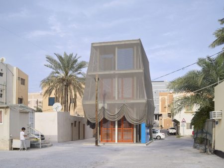 バーレーンの路地に現れる、ベールに包まれた伝統音楽演奏の場〈トラディショナル・ミュージック・センター〉OFFICE Kersten Geers David Van Severen - TECTURE MAG（テクチャーマガジン） | 空間デザイン・建築メディア