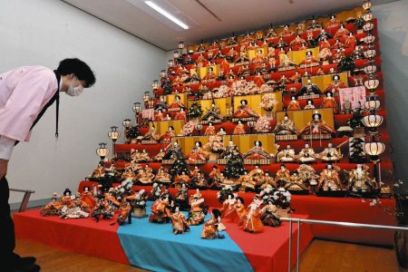 人形ずらり、五輪や万博再現　辰野町・荒神山公園恒例の「春まつり」：中日新聞Web