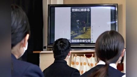 自転車「ながらスマホ」で反則金１万２０００円・信号無視は６０００円…青切符制度４月から開始、免許ない子供への周知が課題 : 読売新聞