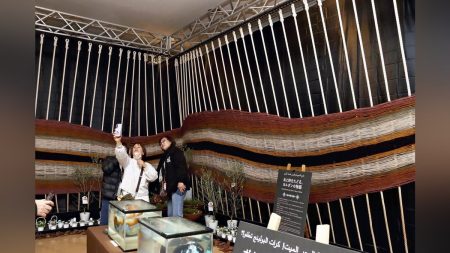 映画「スター・ウォーズ」ロケ地の砂漠の砂など展示…万博ヨルダン館からの譲渡品で回顧展 : 読売新聞