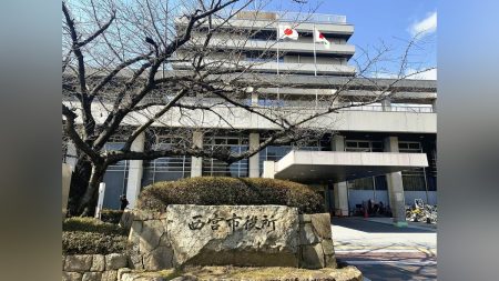 兵庫県西宮市:「著名人がごみを捨てに来た」と友人にLINEした市職員を懲戒処分…勤務時間中、漫画読んだりラジオを聞いたりも : 読売新聞