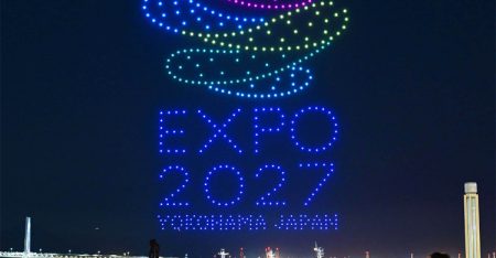 横浜の夜空に「トゥンクトゥンク」 １年後に園芸博 ドローンショーでＰＲ 動画 | カナロコ by 神奈川新聞