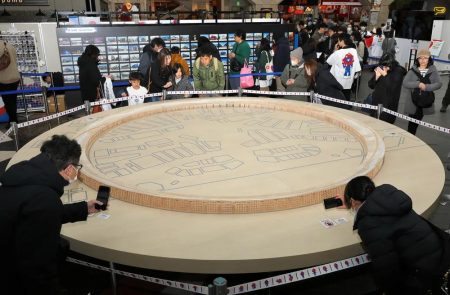 大阪万博、札幌で追体験　家族連れにぎわう　大屋根リング模型展示／ミャクミャクと記念写真|47NEWS（よんななニュース）