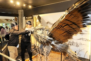 金物鷲、表情「キリッ」と　巨大ノミで目元に変化　道の駅みきに常設3年でお色直し|47NEWS（よんななニュース）